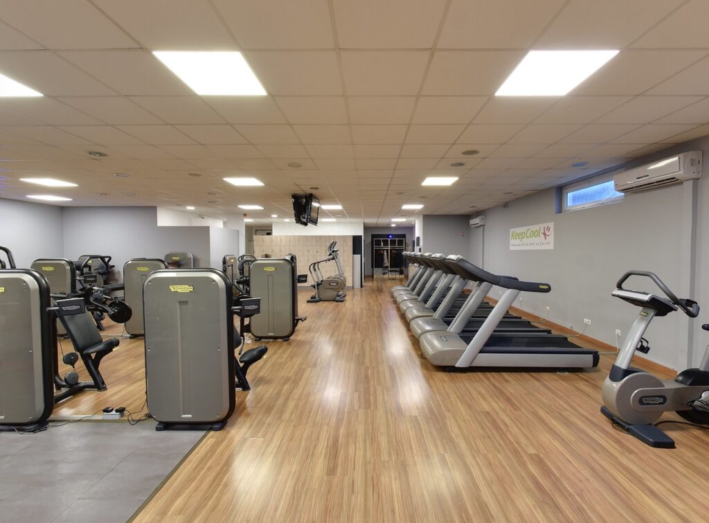 Salle de sport avec des machines