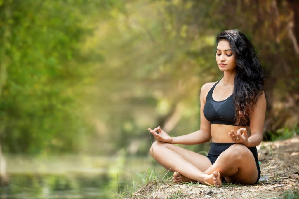 Une personne au bord de la rivière faisant du Yoga. 