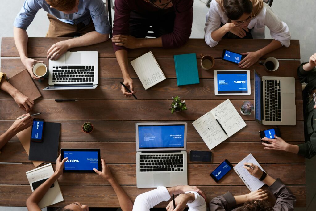 Groupe de personne autour d'une table pour un webinaire du collectif digital