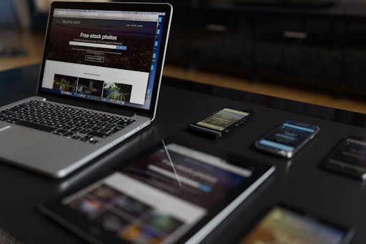 Un ordinateur et des appareils électronique prêt pour le webinaire du collectif digital