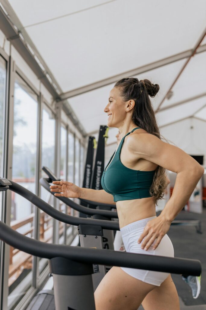 Une femme pratiques les nouveautés 2026 du Le Collectif Digital